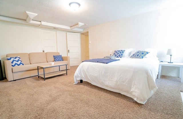 Loftium | Comfy Lower Suite in Congress Park!