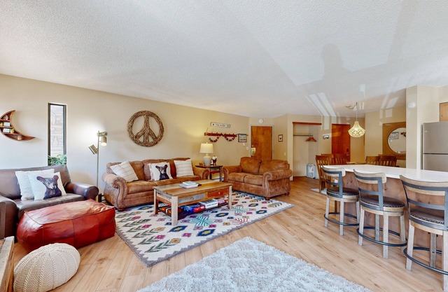 Lovely getaway with, hot tubs & gym - close to lifts & activities