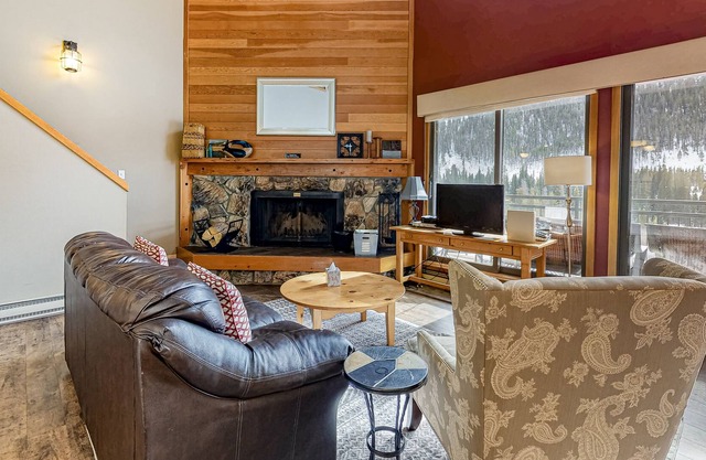 Lovely mountain retreat with great views from balcony, gas grill & washer/dryer