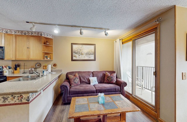 Lovely Studio Home w/Shared Hot Tub & Pool + Free WiFi/Game Room/Ping-Pong Table