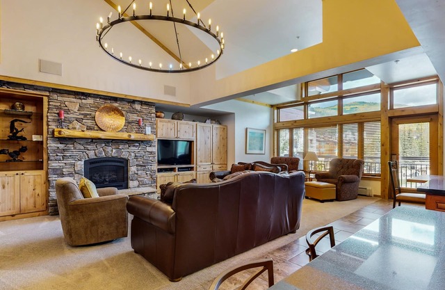 Luxe ski-in/out Lionshead home w/fireplace, fast WiFi, W/D, shared pool/hot tubs