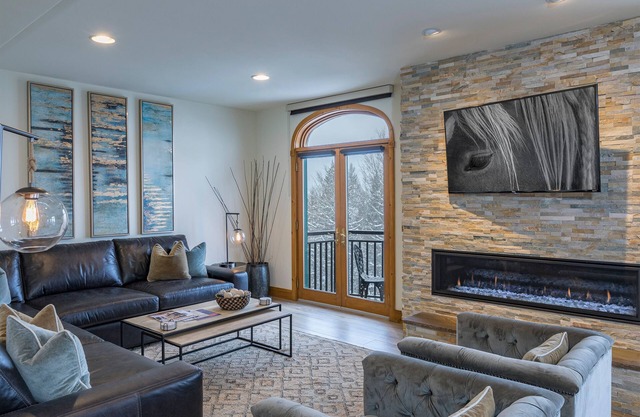 Luxurious Pet-Friendly 4-Bedroom Condo With Stunning Mountain Views & Exquisite