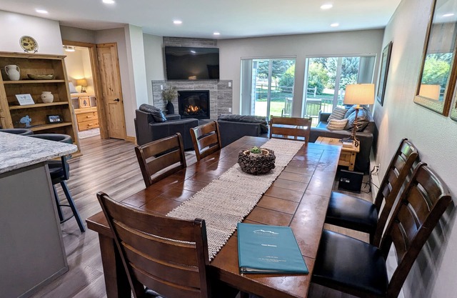 Luxury Condo w/FREE WiFi, Parking, Heated Pool, Hot Tubs, Skier Shuttles