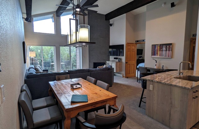 Luxury Condo w/FREE WiFi, Parking, Heated Pool, Hot Tubs, Skier Shuttle