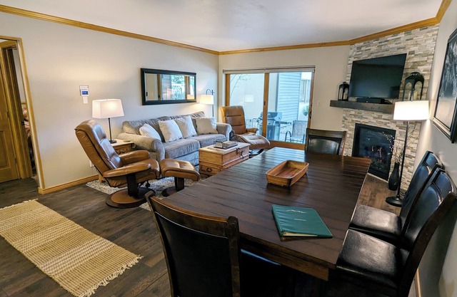 Luxury Condo w/FREE WiFi, Parking, Heated Pool, Hot Tubs, Skier Shuttles