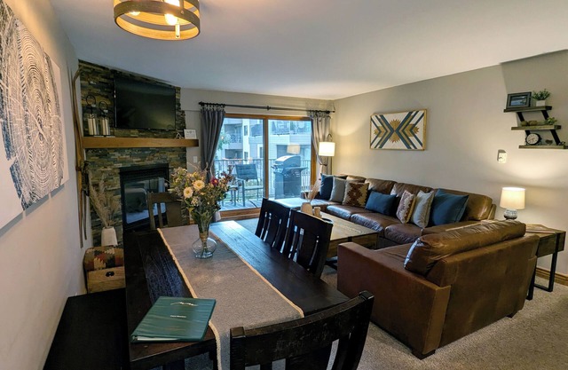 Luxury Condo w/FREE WiFi, Parking, Heated Pool, Hot Tubs, Skier Shuttles