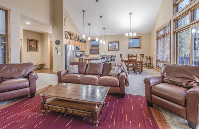 Luxury condo w/underground parking. Only minutes from slopes. Shared hot tub