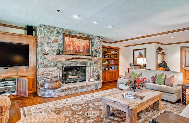 McCoy Peak Lodge 101 - Four Bedroom