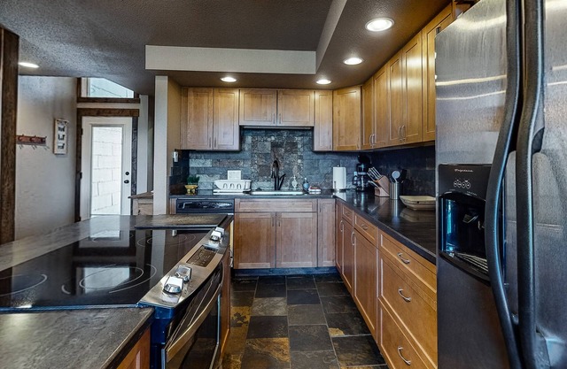 Modern mountain escape near the slopes with pool/hot tub on-site, fast WiFi