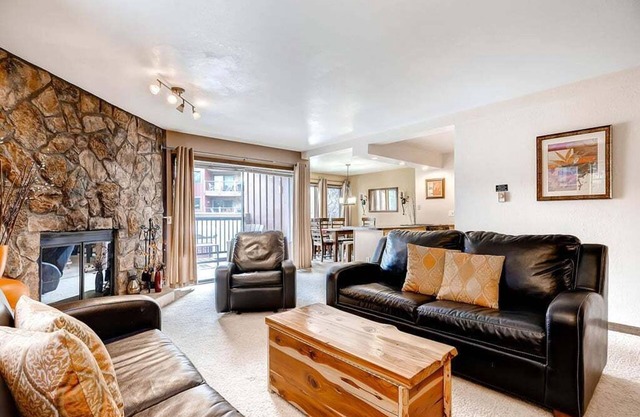 Mountain living in Breckenridge Park Place 101C: spacious 2-bedroom condo with views for 8 guests.!