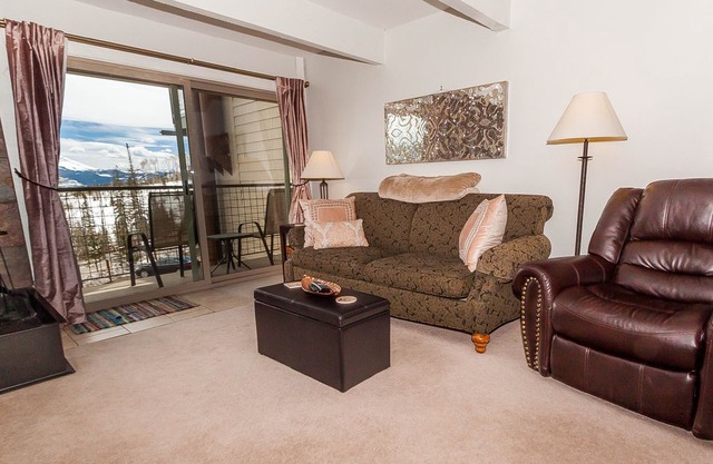 Mountain Views, Private Laundry, Central Location, Free WIFI