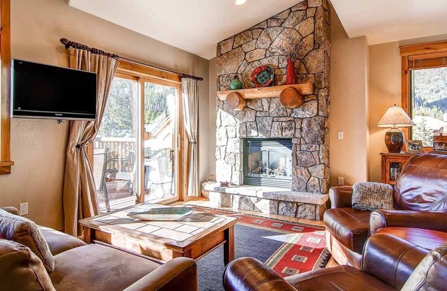 Mt. Victoria Lodge Penthouse Condo: Downtown, Hot Tub