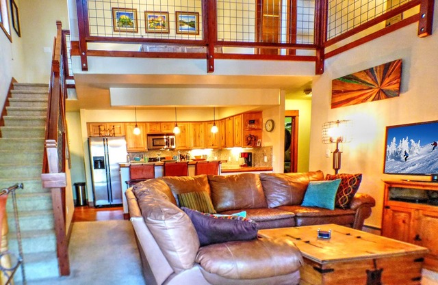 ⭐️ New Listings ⭐️ Updated LOFT + Gas Fireplace