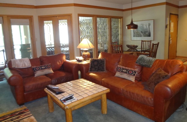 New Private Hot Tub! Walk to Lifts, Log-Burning Fireplace, Warm and Cozy