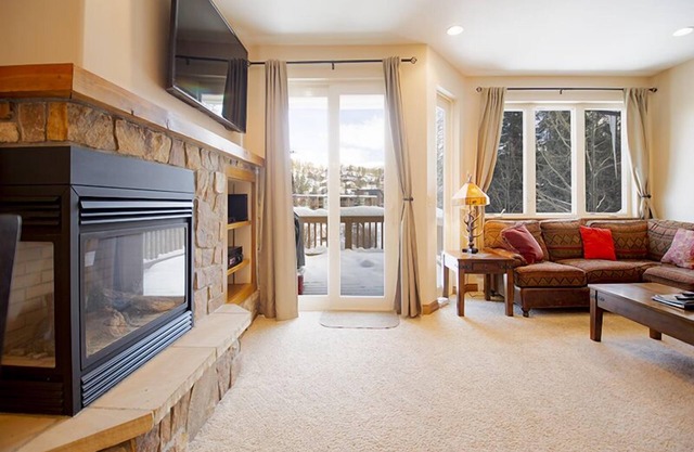 New rental with Fraser river views, BBQ, private hot tub, 2 master suites