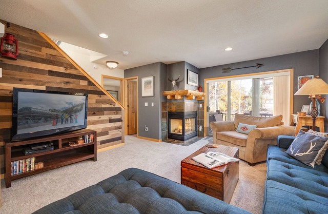 ♥ of Downtown | Walk Everywhere | Private Hot Tub | End-Unit w/ New Decor