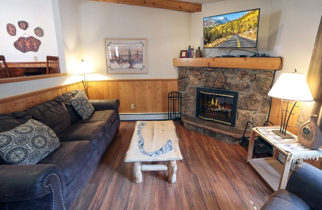 One bedroom cabin with personal hot tub, close to downtown Estes Park