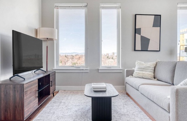 Open Congress Park 2BR w/ Gym & Pool, near shops & dining, by Blueground