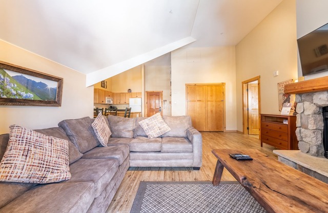 Oversized Penthouse Overlooks Decrum Sq. & Short Walk to Gondola/Shops/Dining