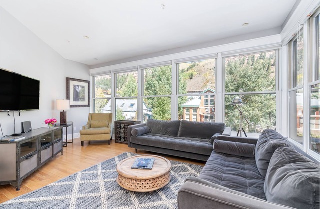 PACIFIC PLACE - A luxury condo in town w/ amazing views & walk-to-ski