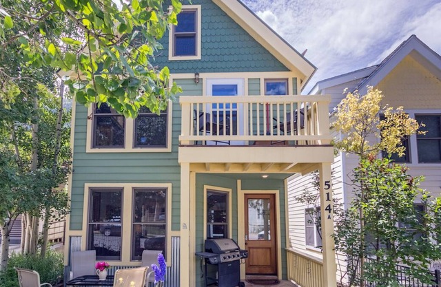 PACIFIC ST TOWNHOUSE II - Perfect downtown location w/views & walk-to-ski