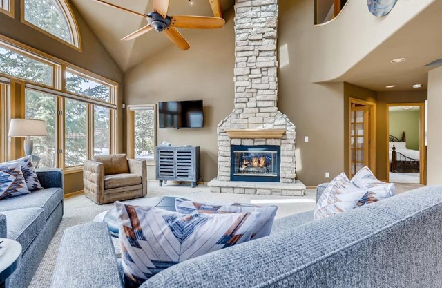 Perfect for Your Family Vacay with yard, hot tub & Pet Friendly! home