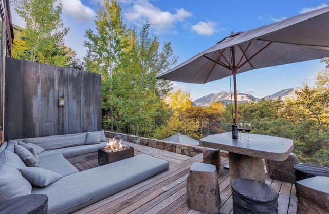 Pewter · ✧ Minimalist Modern Hideaway w/ Mountain Views ✧