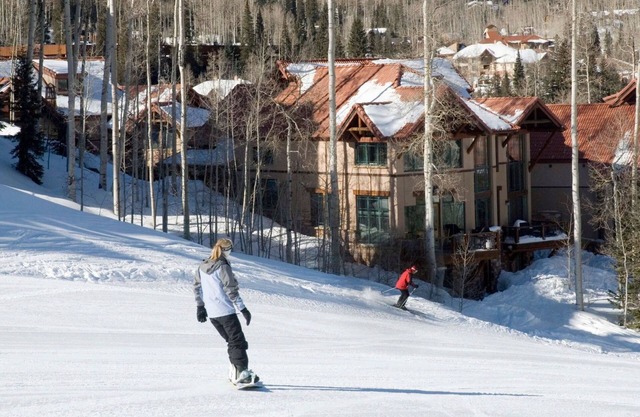 Pine Meadows 138— Gorgeous ski-in/ski-out condo w/hot tub and views