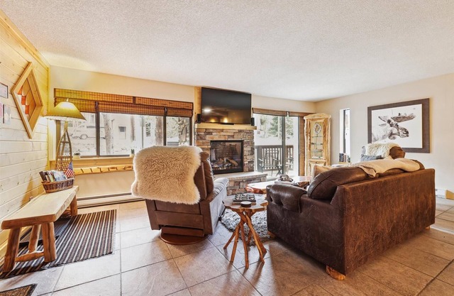 Pine Ridge 15A: Great Location - Ski-in Property