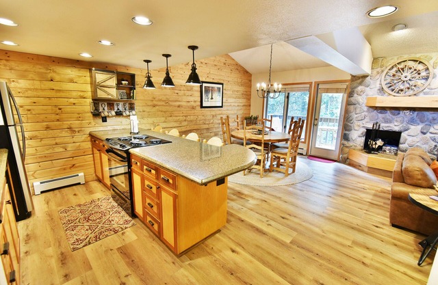 Pool, Hot Tubs, Deck on River. Walk/Easy Drive to Dining, Shops, Marina