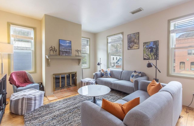 Prime Downtown Location - Great, Convenient Condo - A/C - Pet Friendly