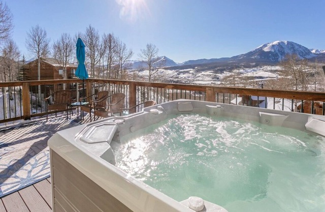 Private Home Perfect for Families - Amazing Mountain Views and Hot Tub! Close to Shops and Dining