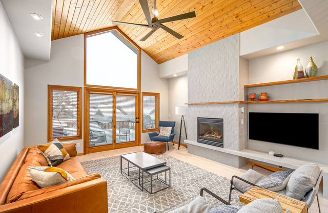 Professionally Decorated Townhome w/2 Fireplaces & Mtn Views - Walk to Gondola