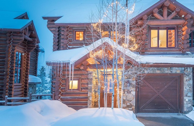 PROSPECT FALLS — Luxe Log Cabin w/Hot Tub and Game Room, Easy Ski Access
