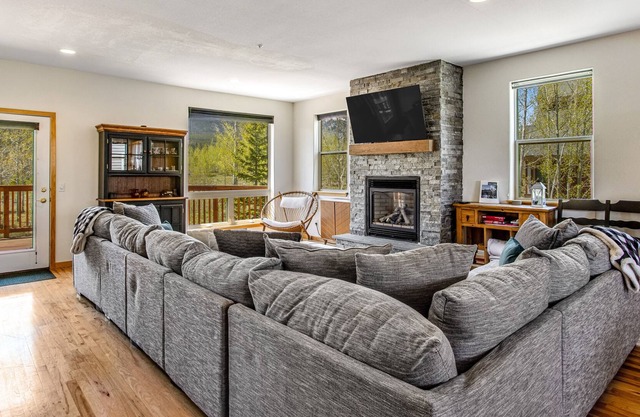 Prospector Village getaway with mountain views & deck
