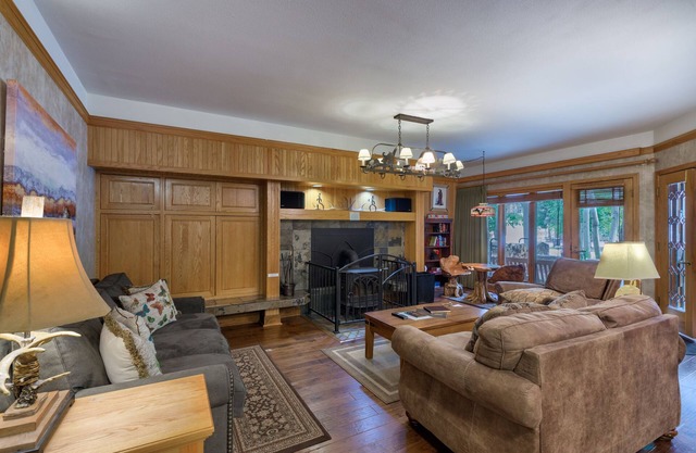 Quiet Location, Private Indoor Hot Tub w/Mountain Views, Close to the Lifts