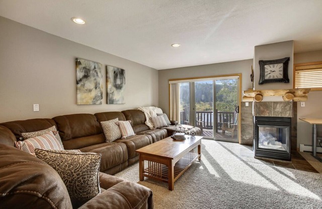 ☀ RARE Pet Friendly Downtown Townhome | Near Shops, Dining & Park | Hot Tub