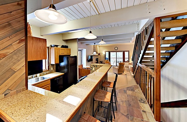 Remodeled, 3-Story Townhome with Private Sauna & Gas Fireplace - Near Lifts