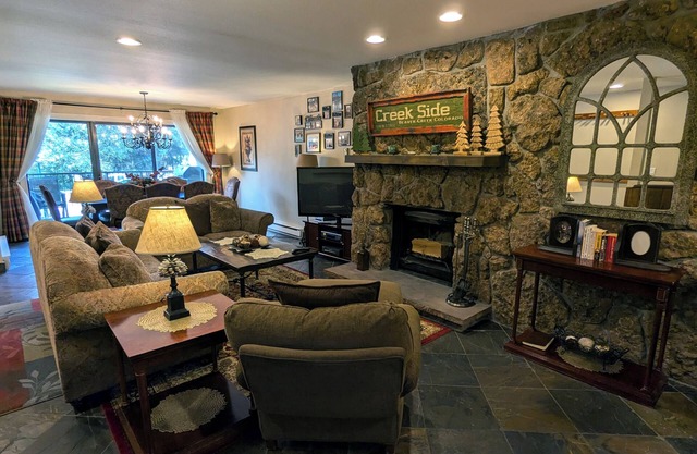 Remodeled Condo w/FREE WiFi, Parking, Heated Pool, Hot Tubs, Skier Shuttles