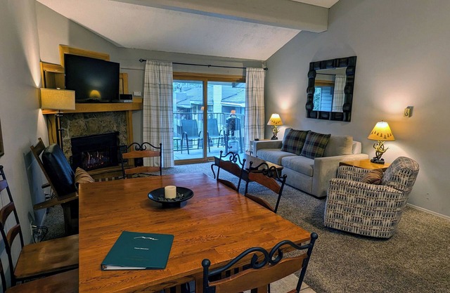 Remodeled Condo w/FREE WiFi, Parking, Heated Pool, Hot Tubs, Skier Shuttles
