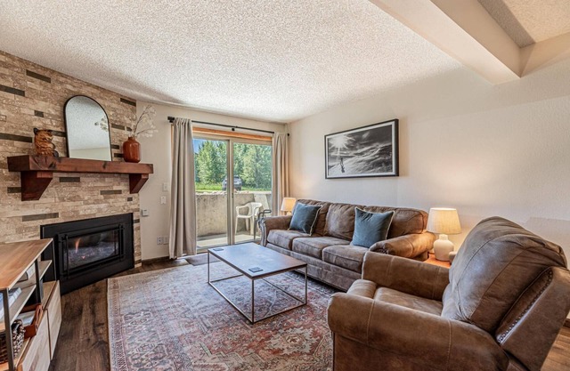 Remodeled & Immaculate! Walk to Resort & Steps to FreeBus+Pool-HotTub-Grill-W/D in Unit-Fireplace