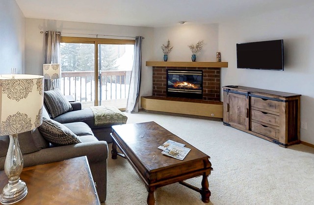 Renovated Mountain Retreat with Shared Hot Tub & Pool - Walk to Dillon Reservoir