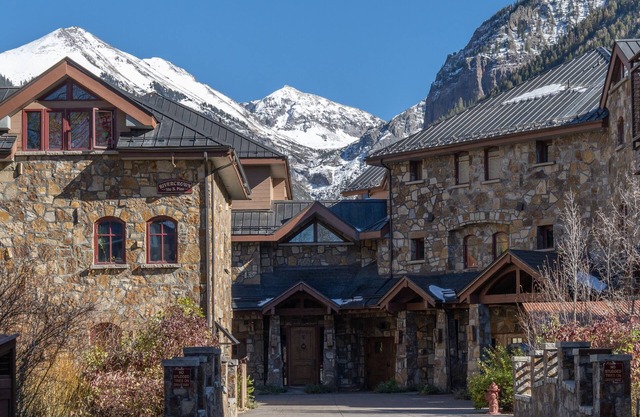 RIVERCROWN 7 - Luxury Townhome, Downtown Telluride, VIEWS & Sauna & 2 Hot Tubs