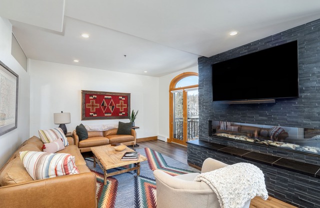 Room to Roam! Renovated Private 4-Bedroom Lodge Retreat With Mountain Views