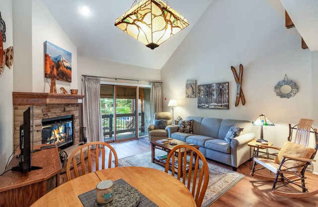 Serene mountain view retreat with free WiFi & hot tub - near Purgatory