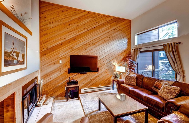 Short Walk to Lift & Main Street, Wood Fireplace, Garage, Wi-Fi, Shuttle