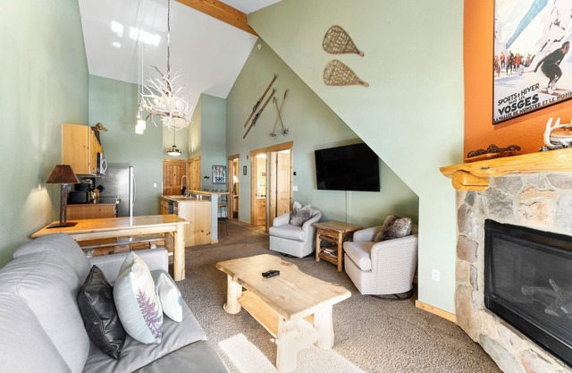 Short Walk to Lifts/Base Area from this Condo, Mountain Views from Balcony