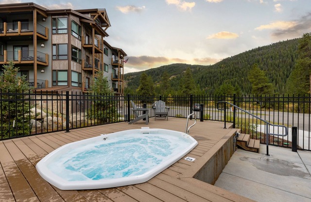 Short Walk to Slopes/Shared Hot Tub/Sweeping Mountain Views