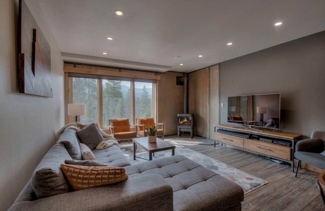 Ski-In/Out Townhome w/Hot Tub & Lovely Mtn Views!