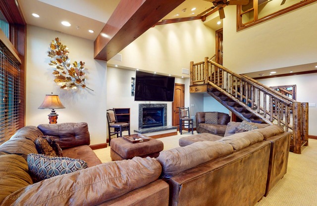 Ski-in/out villa w/fireplace, alpine view, fast WiFi & shared pool/hot tub/W/D